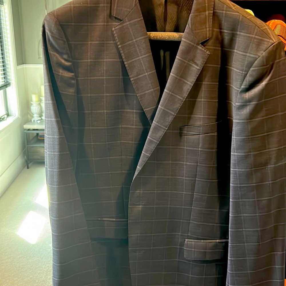 Men’s Hugo Boss suit good condition barley used.